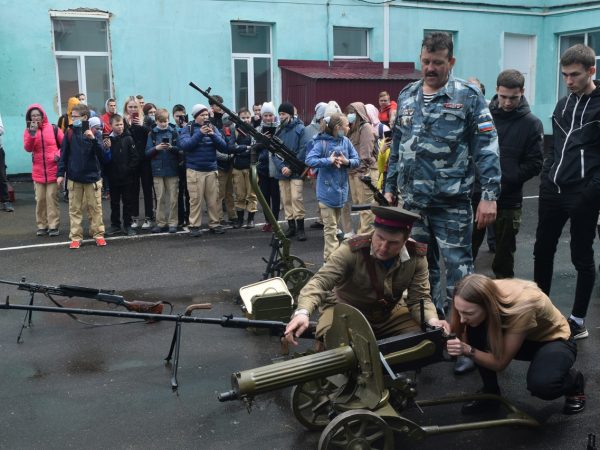 Встреча поныровских школьников с коллекционером военного оружия Путылиным Алексеем Анатольевичем