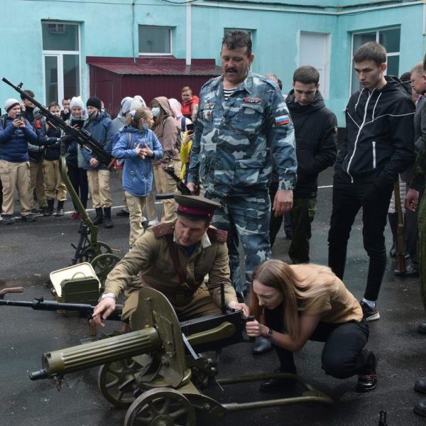 Встреча поныровских школьников с коллекционером военного оружия Путылиным Алексеем Анатольевичем
